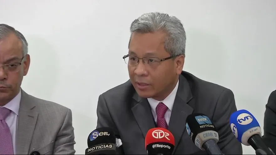 Firman decreto para la compra de medicamentos en la CSS