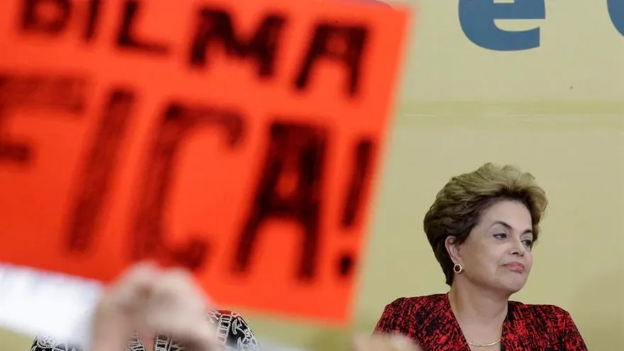 La presidenta brasileña, Dilma Rousseff, participa en un encuentro con docentes y estudiantes hoy, lunes 9 de mayo de 2016, en el Palacio del Planalto, en Brasilia (Brasil).