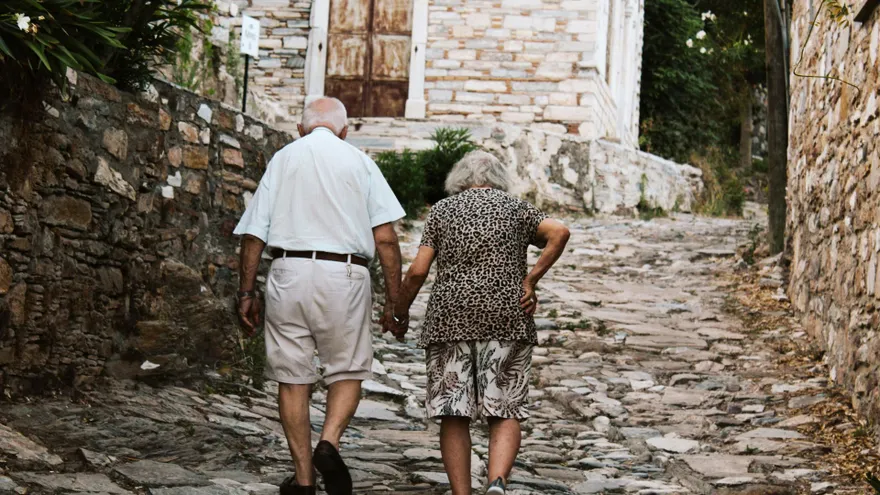 Imagen con fines ilustrativos de adultos mayores, ancianos, salud o enfermedad.