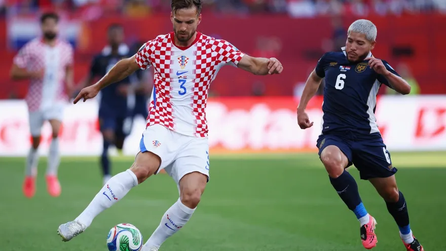 Marin Pongracic y Cristian Martínez en una acción del partido entre Panamá y Croacia