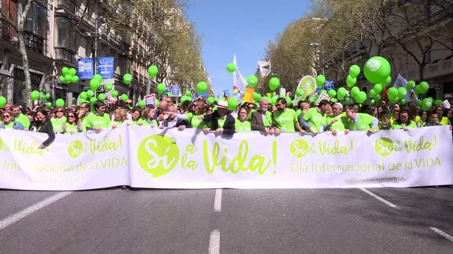 Miles de personas marchan en Madrid contra el aborto