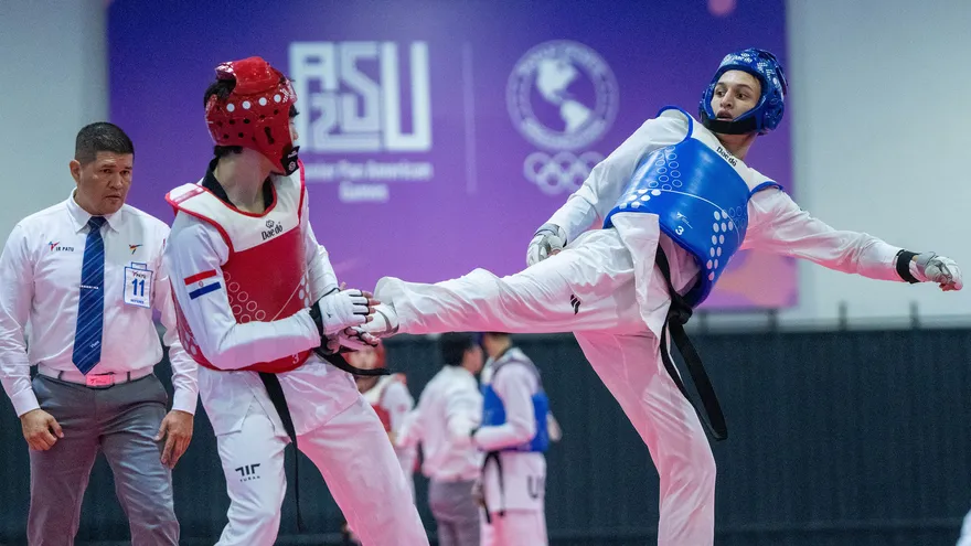 Acción del combate entre el panameño Ian Romero (d)  y el paraguayo Juan Gaona (i) en los Juegos Panamericanos Junior Asunción 2025