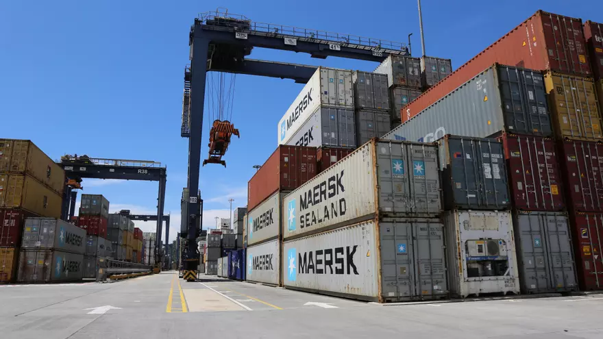 Movimiento de carga contenerizada en un puerto panamaño.