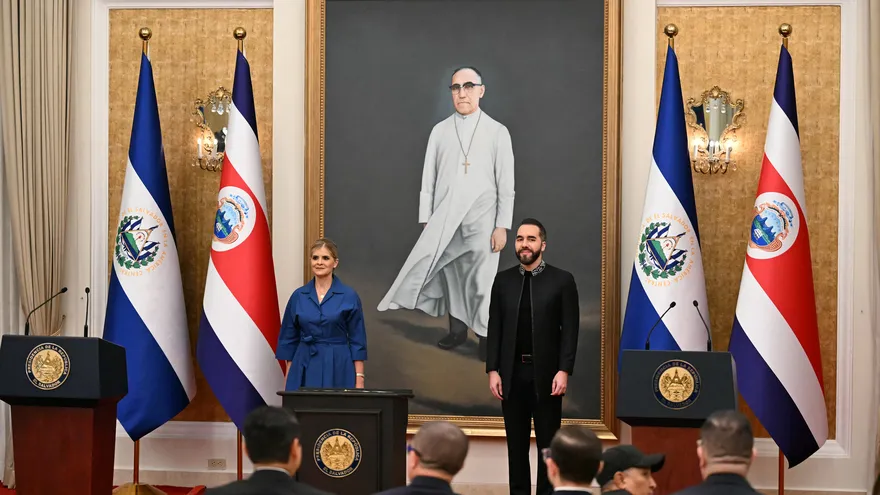 La presidenta de Costa Rica, Laura Fernández y su homólogo salvadoreño Nayib Bukele