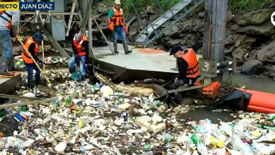 Recolección de basura en el río Juan Díaz.