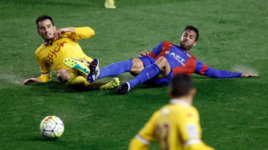 Alberto Lora (i) y Víctor Camarasa (d) disputan el balón