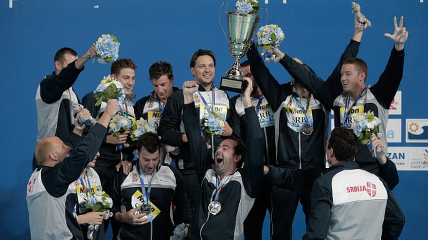 Jugadores serbios celebran el título obtenido