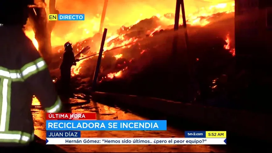 Los bomberos sofocan incendio en recicladora