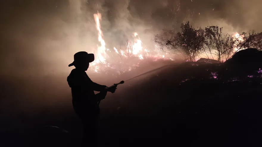 Labores de para detener el incendio en el area afectado del Parque Volcán Barú