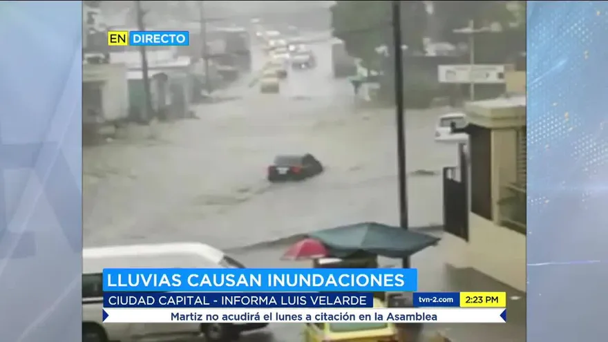 Mujer casi muere cuando su auto fue arrastrado por la corriente