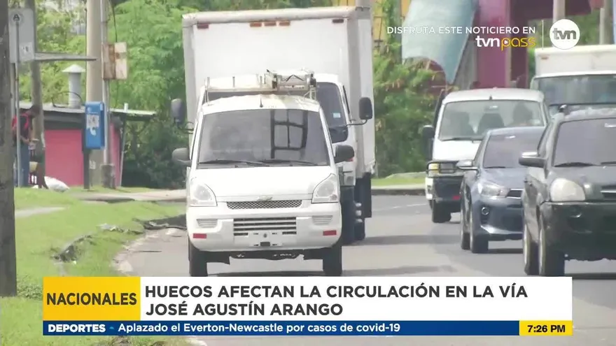 Huecos complican el tráfico en las avenidas