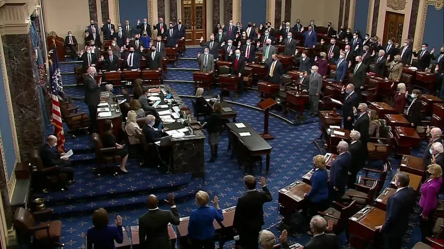 Mayoría de senadores republicanos votan en contra del juicio a Trump