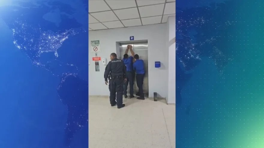 Personas quedaron atrapadas en elevador de Policlínica de Calidonia.