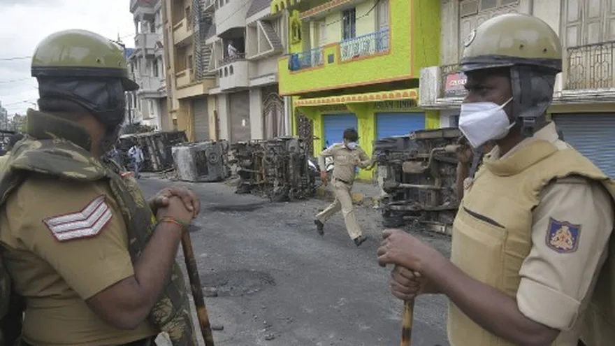 Policías en Bangalore, India tras los actos de violencia