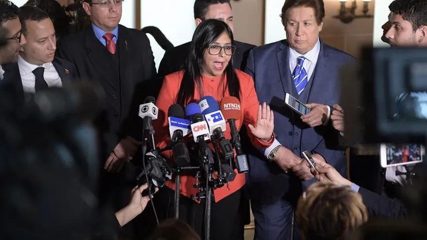 La ministra de Relaciones Exteriores de Venezuela, Delcy Rodríguez, habla con los periodistas al final de una sesión extraordinaria del Consejo Permanente de la Organización de Estados Americanos (OEA), este lunes 27 de marzo 2017, en la sede de la Organización en Washington, DC (Estados Unidos).