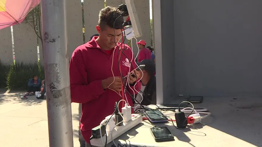 Teléfono o internet cómo llamar a casa en la caravana migrante