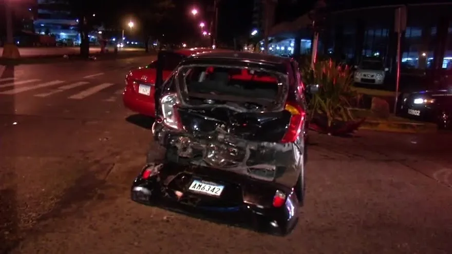 Conductor colisiona auto tras rebasar la luz roja
