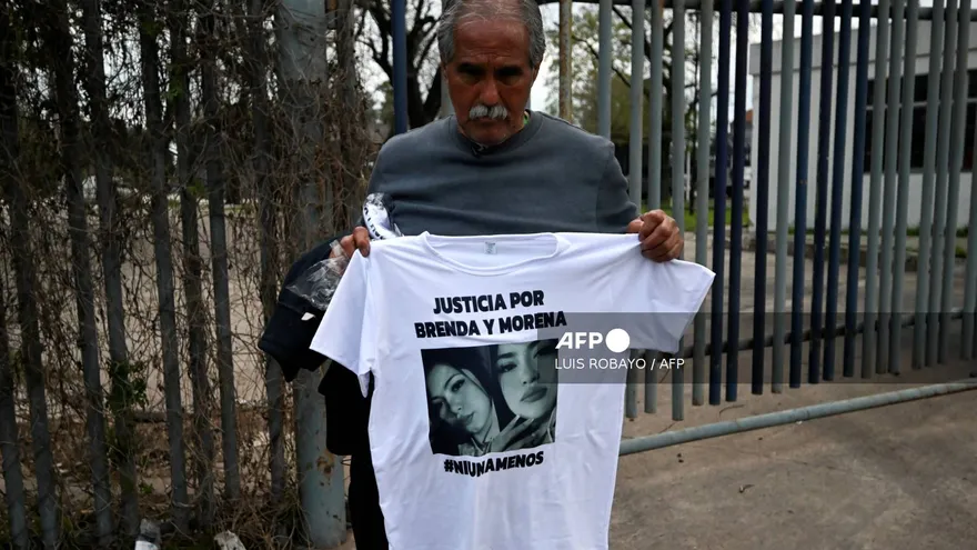 Antonio del Castillo, abuelo de Brenda del Castillo y Morena Verdi, sostiene una camiseta con su imagen exigiendo justicia por su asesinato en La Tablada, en las afueras de Buenos Aires, el 26 de septiembre de 2025.