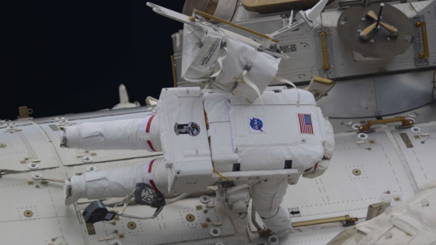 Los astronautas estadounidenses Drew Feustel y Ricky Arnold iniciaron el jueves una caminata espacial para hacer trabajos de mantenimiento en la Estación Espacial Internacional (ISS)