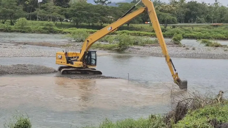 Trabajos de limpieza y dragado en la potabilizadora El Silencio de Bocas del Toro.