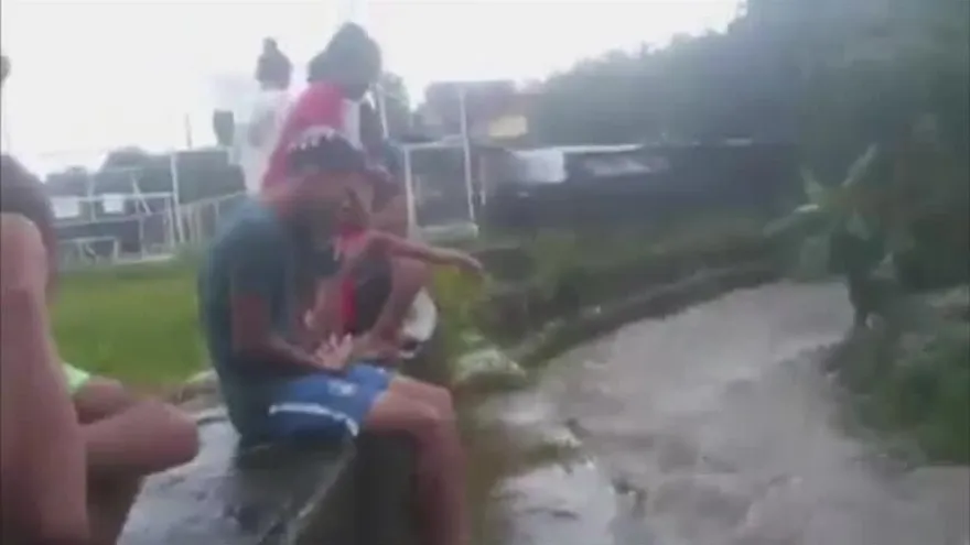 Niños arriesgan su vida al lanzarse a los ríos