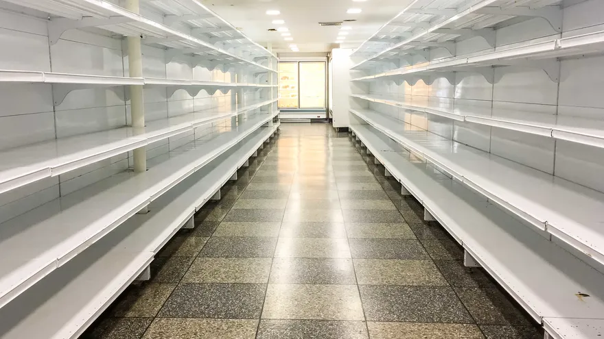 Vista de estanterías vacías en un supermercado ayer, miércoles