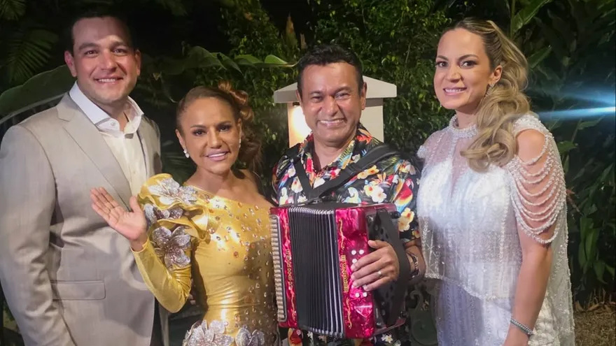 Segundo evento del día , cantandole la felíz uniòn del Embajador de los Estados Unidos Kevin Cab