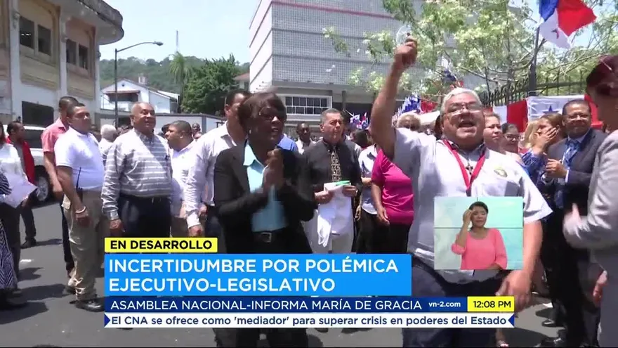 Funcionarios de la Asamblea Nacional protestan en defensa de sus trabajos