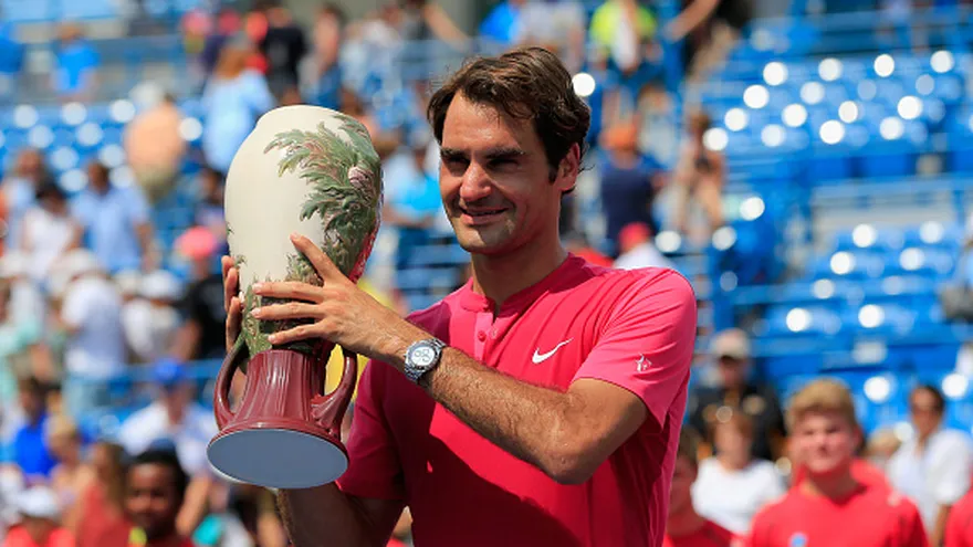 Federer posa con su último trofeo.