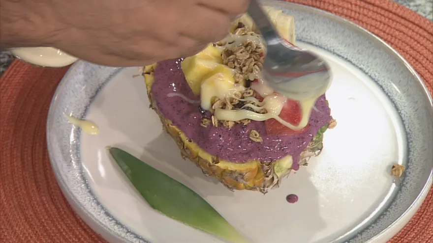 El chef Alexis, te muestra cómo hacer una rica ensalada de frutas.