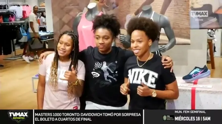 Jugadoras de la 'Sele' Femenina participan en conversatorio