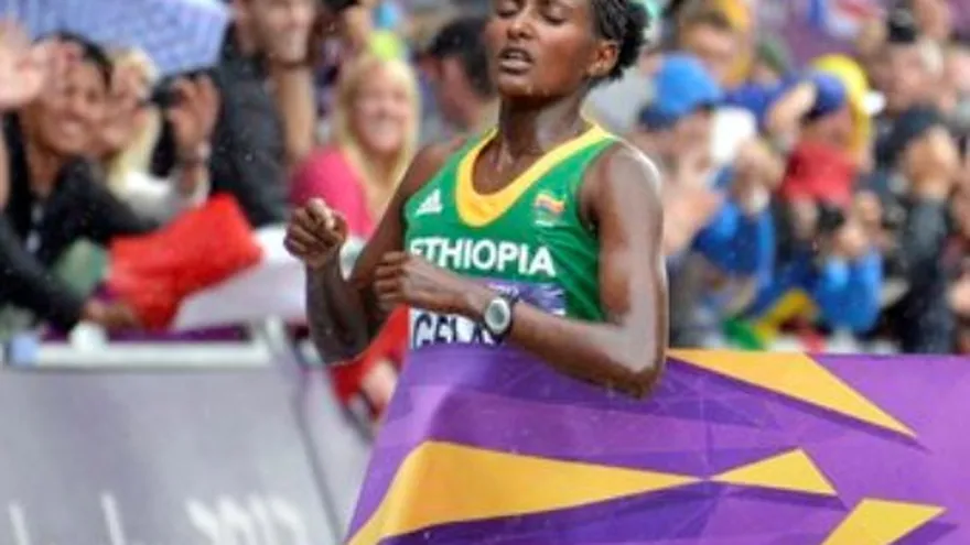 Etíope Gelana gana maratón olímpico de mujeres