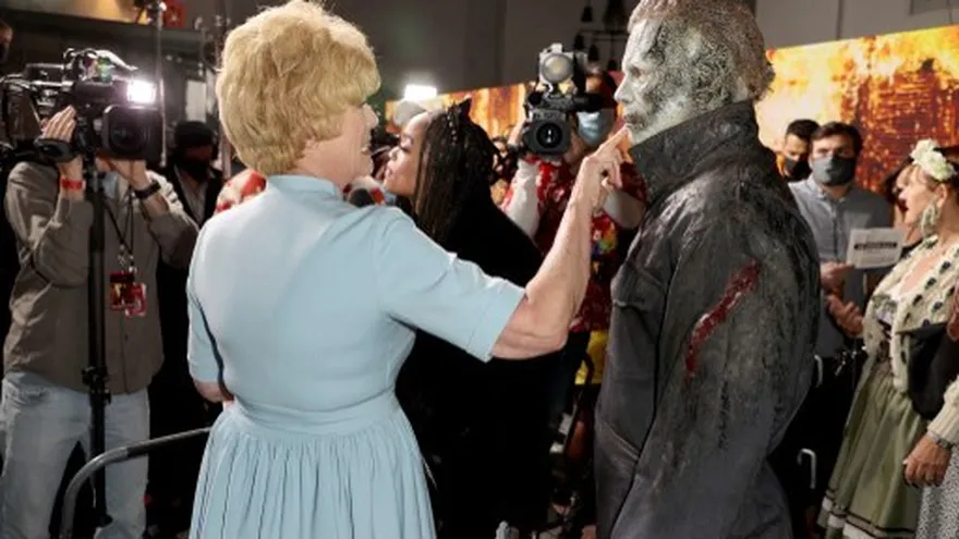 Jamie Lee Curtis (izq.) Asiste al estreno de la fiesta de disfraces de "Halloween Kills" en el TCL Chinese Theatre el 12 de octubre de 2021 en Hollywood.