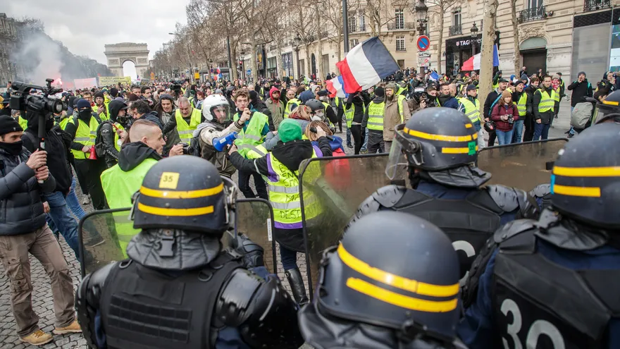 'Gilets Jaunes' (chalecos amarillos) se enfrentaban a los cuerpos policiales en Los Campos Elíseos, durante una manifestación en París