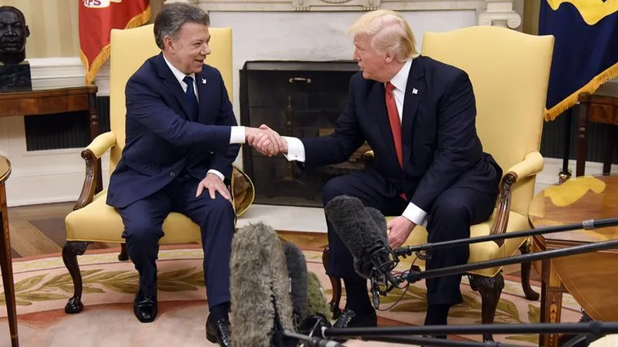 El presidente de Estados Unidos, Donald J. Trump (d), estrecha la mano de su homólogo de Colombia, Juan Manuel Santos (i), durante una reunión en la Oficina Oval de la Casa Blanca.
