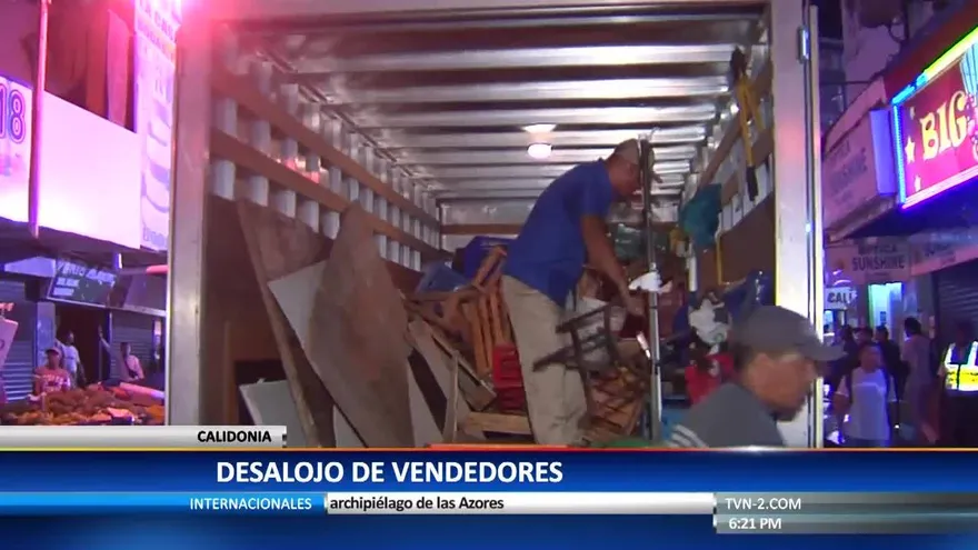 Alcaldía remueve a buhoneros en Santa Ana