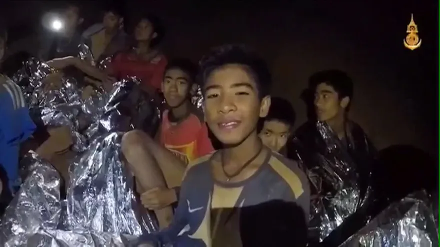 Nuevo video de niños hallados en cueva de Tailandia