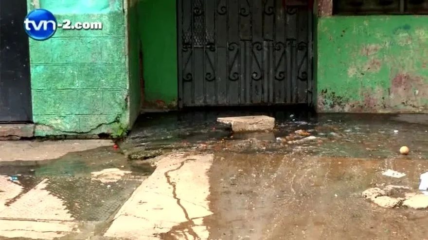 Aguas servidas amenazan la salud de residentes en Santa Ana