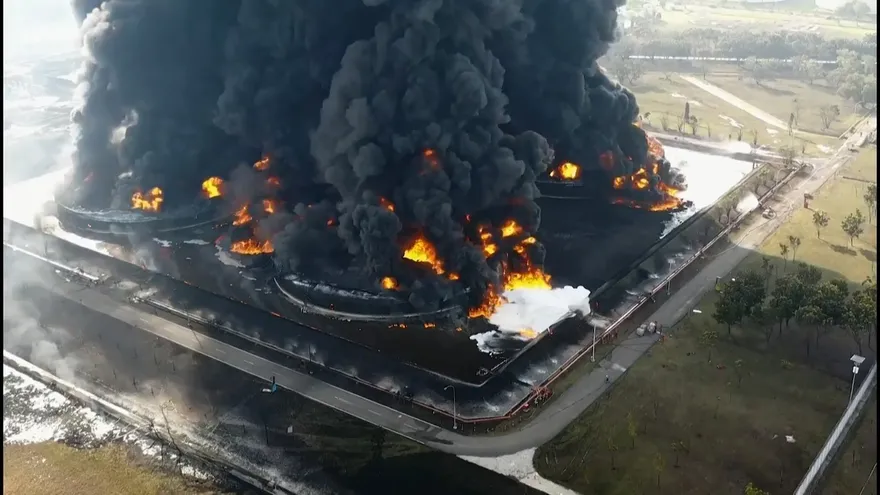 Enorme incendio en una refinería de Indonesia