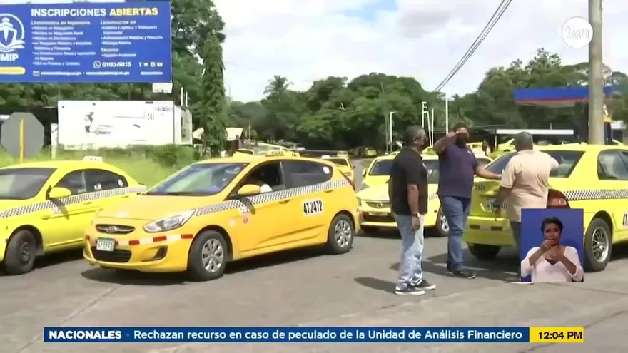 Transportistas cierran puente sobre río David en respaldo a transportistas agrícolas