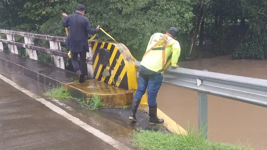 El puente sobre el río Grande en Arenas de Mariato presenta grave daño en su base
