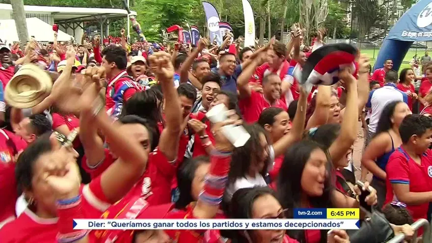 Panameños disfrutan partido de la Sele en Parque Urracá