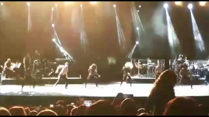 Al ritmo de capoeira y banderas de Panamá y Brasil, Erika Ender salió al escenario