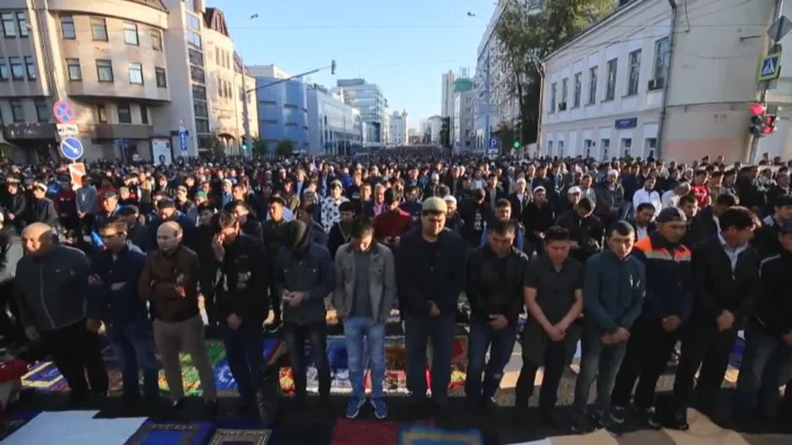 Decenas de miles de musulmanes celebran en Moscú la Fiesta del Sacrificio