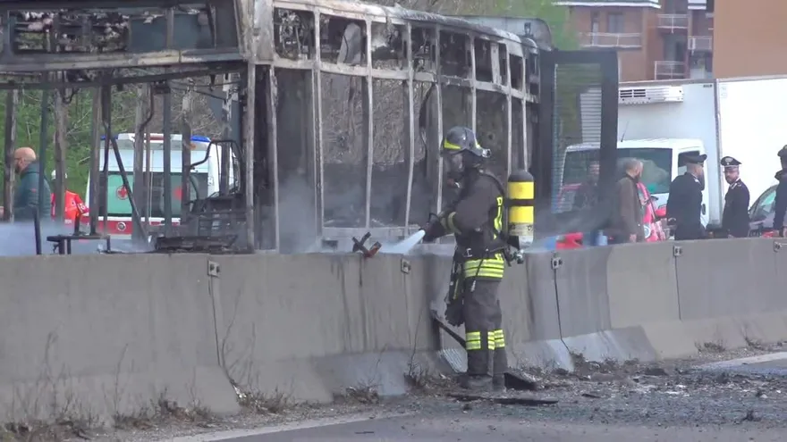 Policía salva a 51 niños secuestrados dentro de un bus en Milán