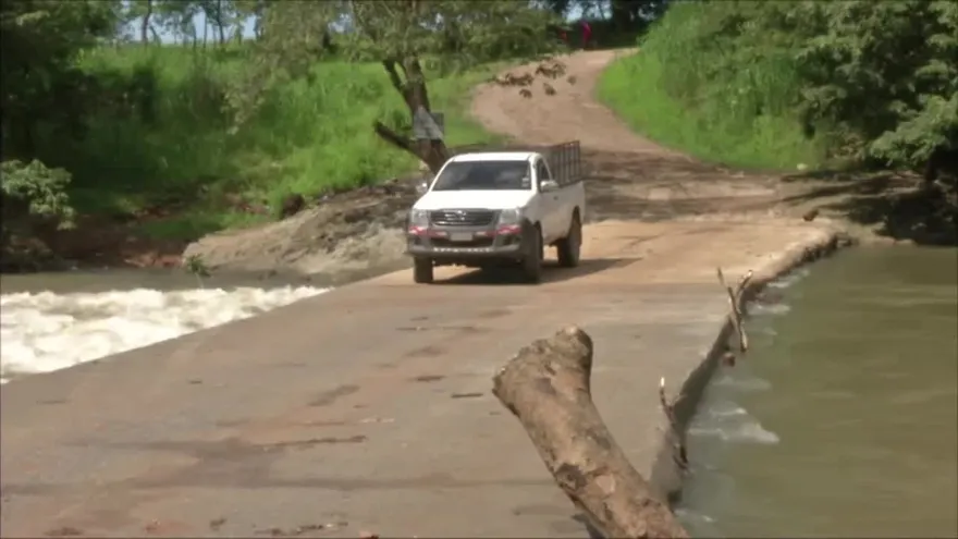 Río arrastra a vehículo que intentó cruzar un vado en Coclé