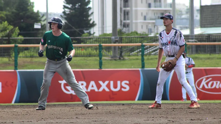 Acción del juego Australia vs Panamá en el Mundial de béisbol U18