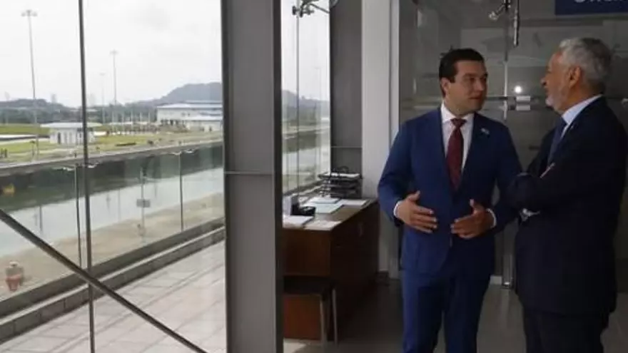 El embajador de EEUU en Panamá, Kevin Cabrera, junto al administrador del canal de Panamá, Ricaurte Vásquez.