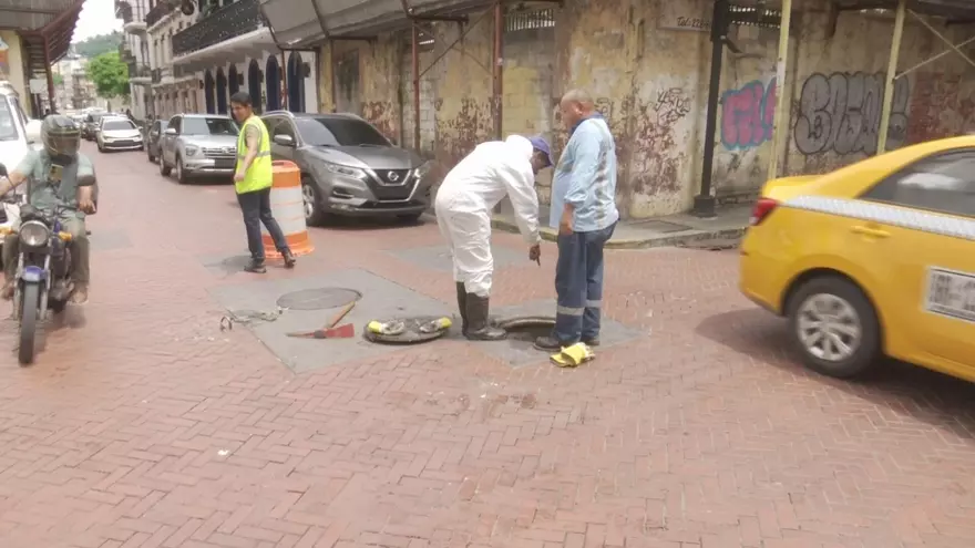 Desbordamiento de aguas residuales en el Casco Antiguo de la Ciudad de Panamá.