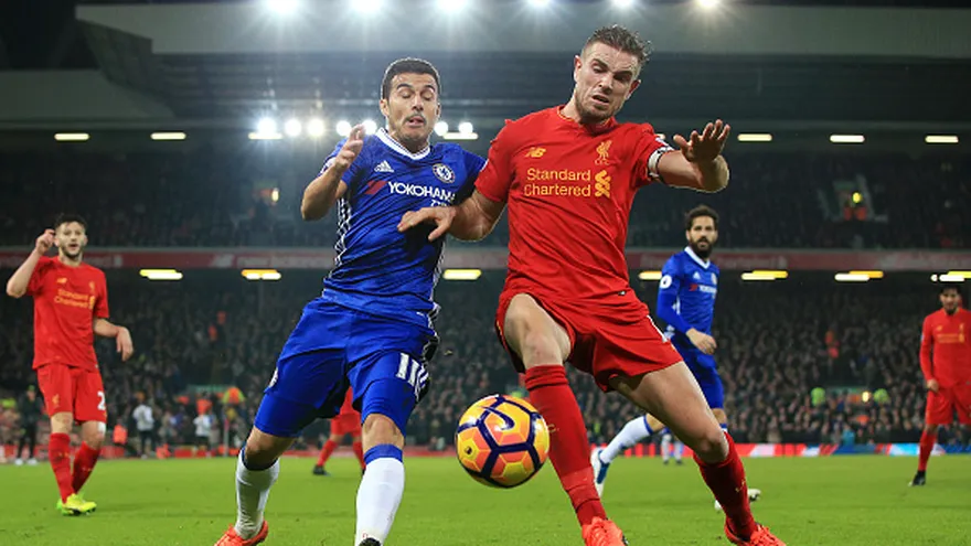 Acción del partido entre el Chelsea y el Liverpool